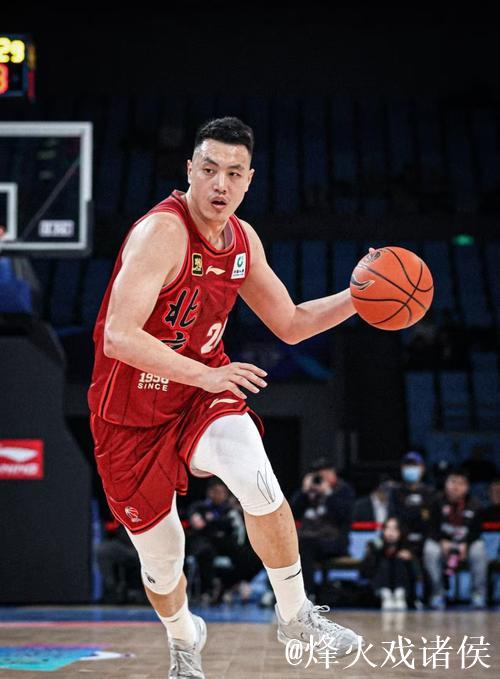 翟晓川18分钟贡献4分6篮板，投篮3中1表现平平